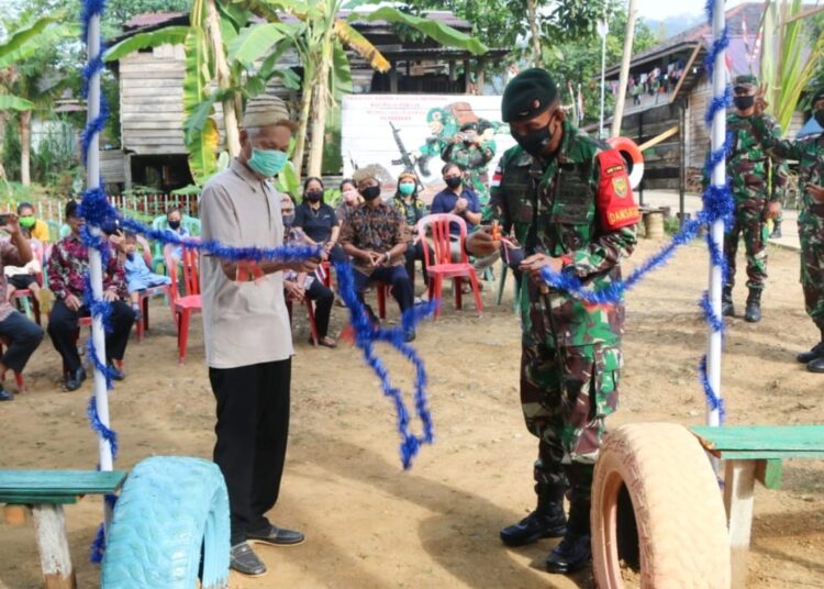 SATGAS PAMTAS YONIF RAIDER 200/BN BANGUN TAMAN BERMAIN ANAK-ANAK PERBATASAN