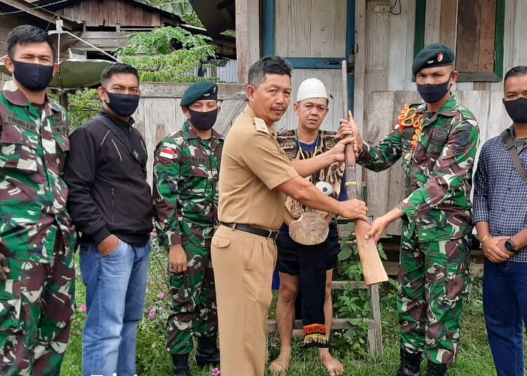 SATGAS PAMTAS YONIF R 200/ BN TERIMA SENJATA RAKITAN DARI WARGA