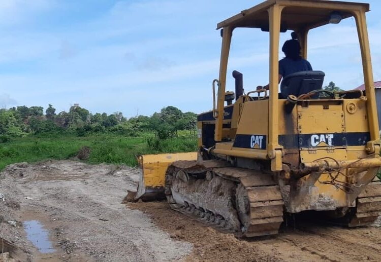 SIAP RATAKAN JALAN PRA TMMD 109, KODIM 0907/ TRK TERJUNKAN ALAT BERAT