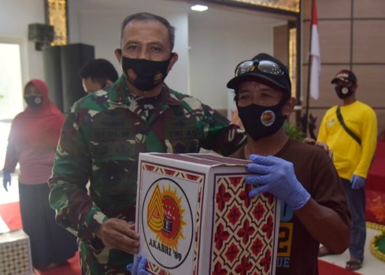 ALTAR 89 BAGIKAN RIBUAN SEMBAKO DAN MASKER KE WARGA TERDAMPAK COVID-19 DI KALTIM