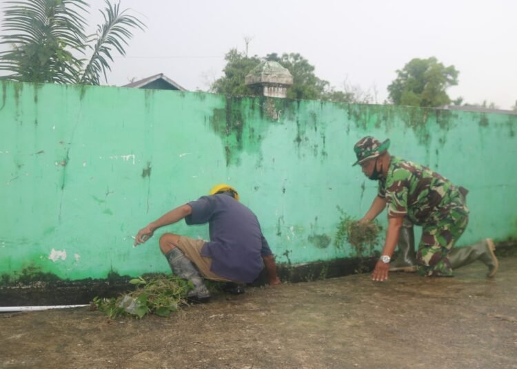 PENUH SEMANGAT, SATGAS TMMD BERSAMA WARGA BERSIHKAN PUING BANGUNAN MASJID AN NUR