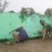 PENUH SEMANGAT, SATGAS TMMD BERSAMA WARGA BERSIHKAN PUING BANGUNAN MASJID AN NUR