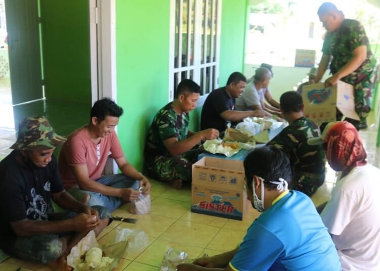 SATGAS TMMD JALIN KEBERSAMAAN DENGAN WARGA