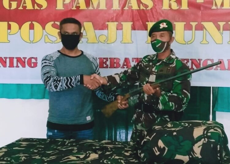 WARGA PERBATASAN SERAHKAN SENJATA RAKITAN KE SATGAS PAMTAS YONIF 623/ BWU
