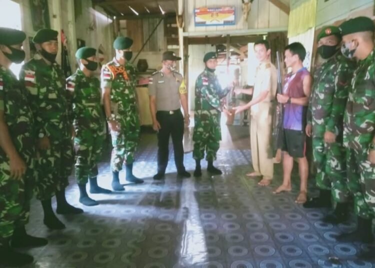 MASYARAKAT SERAHKAN 3 PUCUK SENJATA API RAKITAN KEPADA SATGAS PAMTAS YONIF RAIDER 200/BN