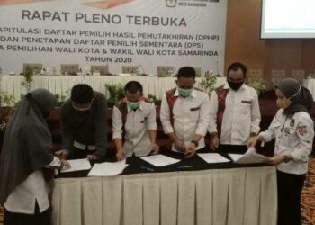 KPU SAMARINDA GELAR RAPAT PLENO REKAPITULASI DPHP