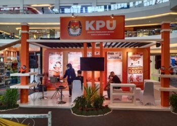 PASANG STAND, KPU SOSIALISASI DI KALTIM EXPO BIGMALL