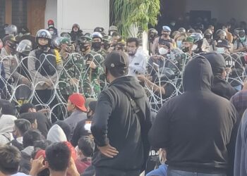 MASA TOLAK BERTEMU DIGEDUNG DEWAN