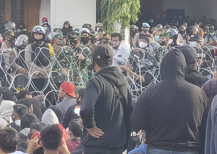 MASA TOLAK BERTEMU DIGEDUNG DEWAN