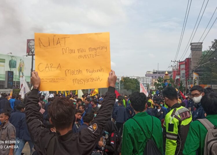 RIBUAN MAHASISWA TURUN KE JALAN MINTA OMNIBUS LAW UU CIPTA KERJA DICABUT