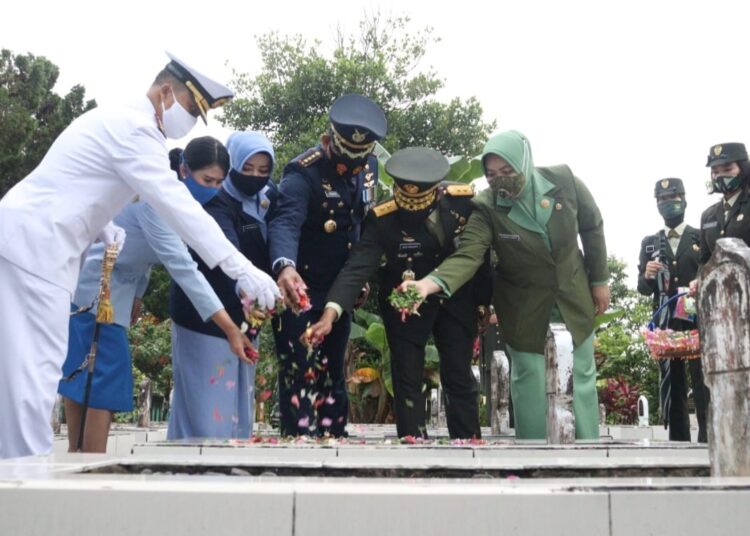 HARGAI JASA PAHLAWAN, PANGDAM VI MULAWARMAN TABUR BUNGA DI TMP DHARMA AGUNG BALIKPAPAN