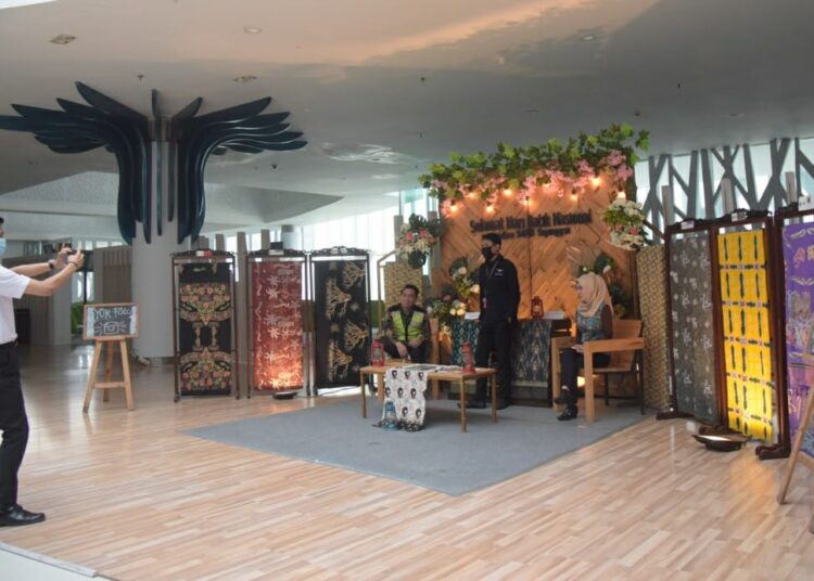 Hari Batik Nasional, Bandara SAMS Sepinggan Ajak Lestarikan Budaya Batik