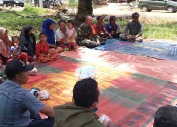 Dandim 1022/ Tnb Istirahat Bersama Masyarakat Dan Personil TMMD Usai Pengecekan