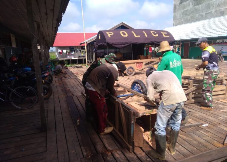 Anggota Satgas TMMD Dan Warga Perbaiki Gerobak Sebelum bekerja