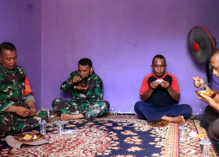 Siapkan Makan Untuk Satgas TMMD,Jadi Kebanggaan Bagi Ibu Marifah.