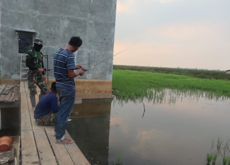 Personel Satgas TMMD Ke 109 Mengisi Waktu Luang Dengan Memancing