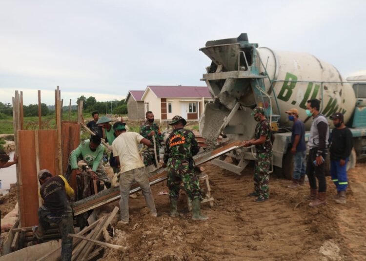 Cuaca Tak Menghalangi Sinergitas Satgas TMMD bersama Masyarakat Untuk Bekerja.