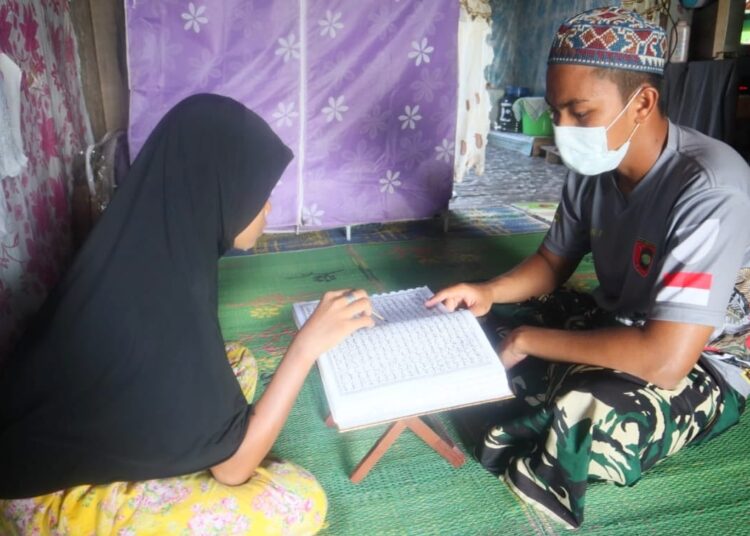 Peduli Dengan Mental Spiritual Dan Rohani,Personel Satgas TMMD Ke 109 Kodim 1001/Amuntai Ajari Anak Mengaji