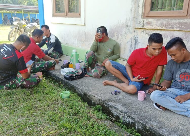 TMMD 109 Wilayah Perbatasan Kadang Harus Memanjat Pohon Agar Dapat Sinyal