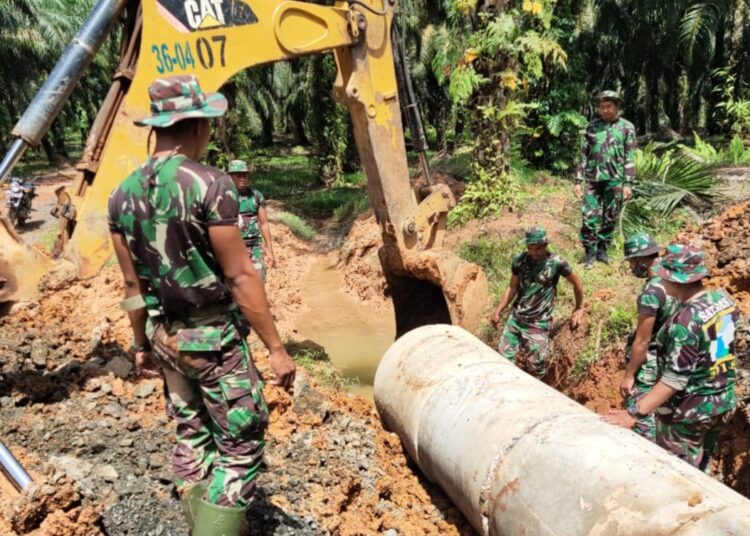 Dansatgas TMMD Kodim 1022/Tnb Mengecek Pemasangan Pembutan Gorong-gorong