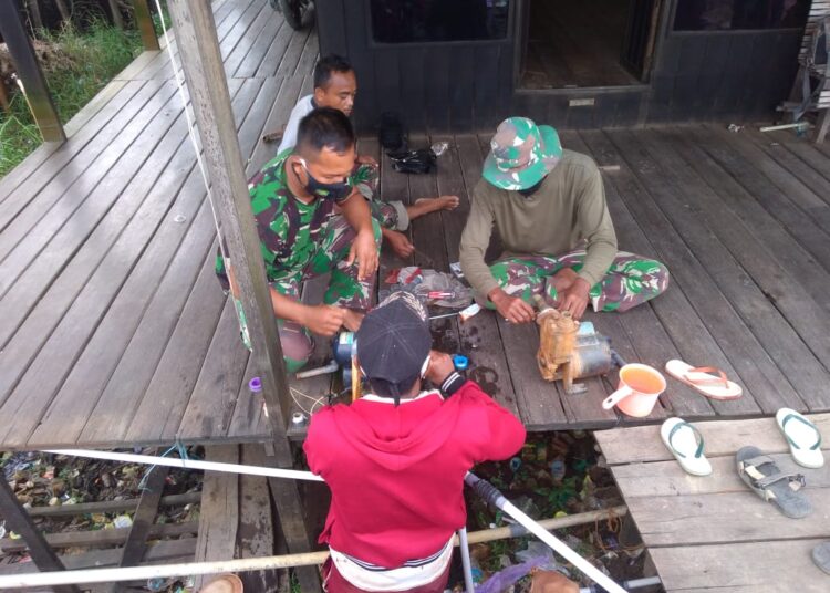 Satgas TMMD Ke-109 Kembali Beraksi Memperbaiki Pompa Air Di Dampingi Ketua RT