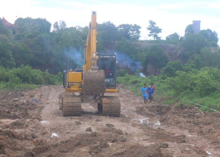 Tak Sabar Menanti Jalan Dan Jembatan Anak Kampung Swaran Beri Semangat Satgas TMMD yang Berkerja Keras
