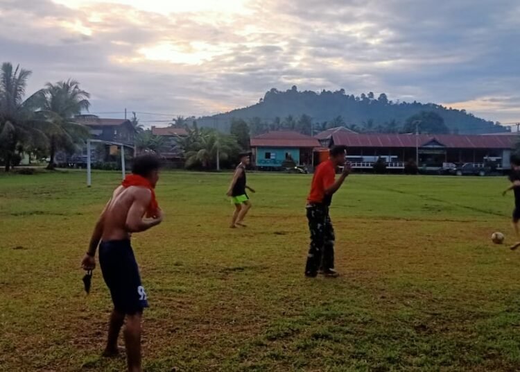 Jalin Komsos dan keakraban dengan Pemuda, Anggota Satgas TMMD 109 Bermain Sepak Bola Bersama