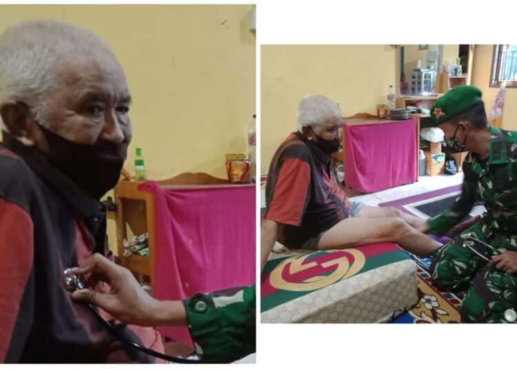Dokter Satgas Pamtas Yonif 623/BWU Obati Ketua Adat Besar Sebuku