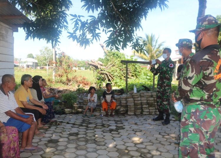 Edukasi Masyarakat,Satgas TMMD Ke – 109,Door To Door Sosialisasikan Pentingnya Protokol Kesehatan.