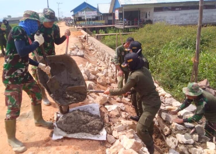 Menwa Laksanakan Karya Bhakti Di Lokasi TMMD Ke 109 Kodim 1001/Amuntai