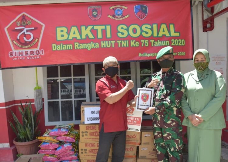 SEMARAK HUT TNI KE-75, PANGDAM VI MULAWARMAN ANJANGSANA DAN BAKTI SOSIAL DI BALIKPAPAN