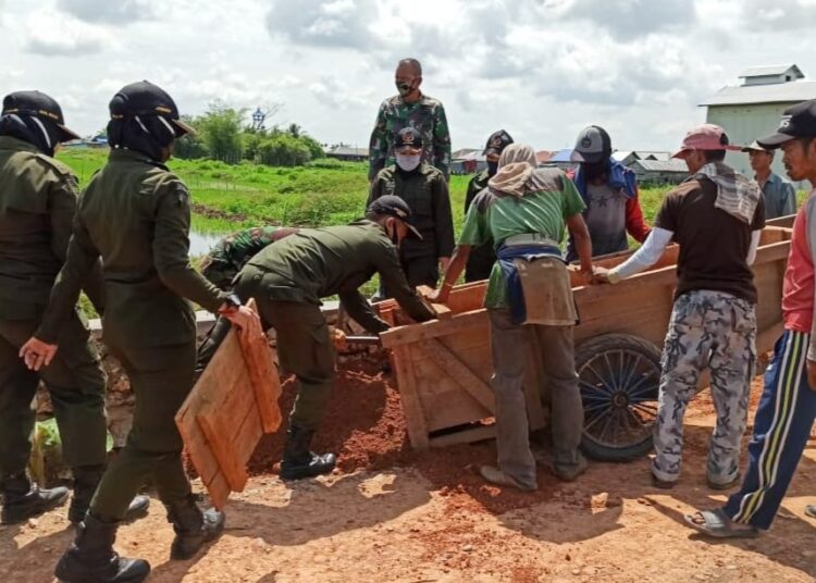 SATGAS TMMD DAN MENWA STIPER AMUNTAI GOTONG ROYONG BERSAMA WARGA