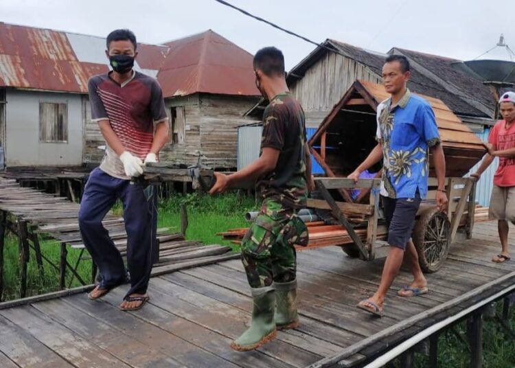 Dibantu Warga, Satgas TMMD Dorong Material kayu