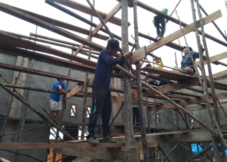 KEPALA DESA LONG LOREH TERUS SEMANGATI WARGANYA UNTUK MEMBANTU TMMD