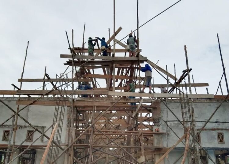 Satgas TMMD Ke-109 Mulai Pasang Menara Gereja GKPI