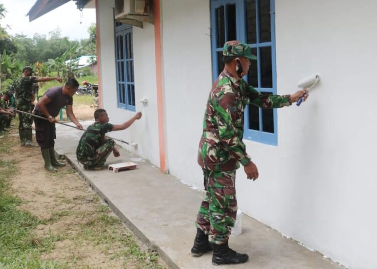 Beri Suasana Nyaman Saat Ibadah,Satgas TMMD Cat Dinding Gereja Bethesda
