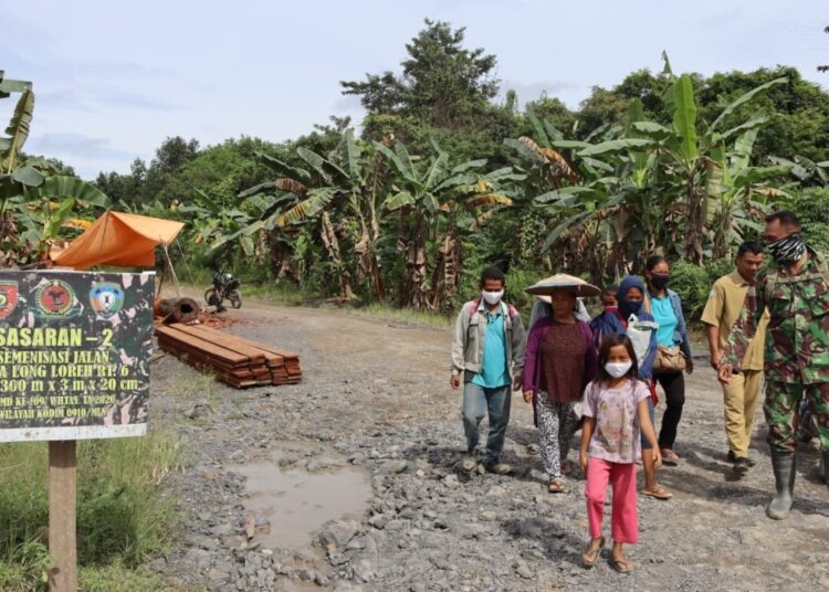 Anggota Satgas TMMD-109 Bantu Warga RT 6 angkat Barang
