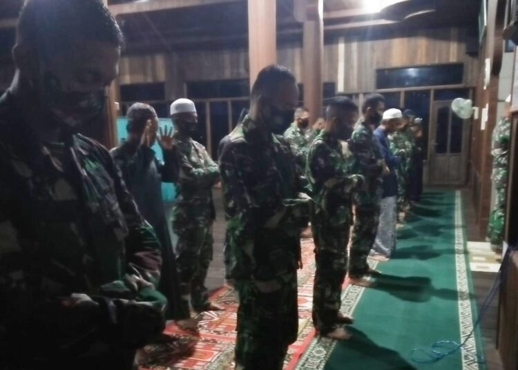 MESKI SIBUK, SATGAS TMMD TETAP SHOLAT
