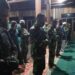MESKI SIBUK, SATGAS TMMD TETAP SHOLAT