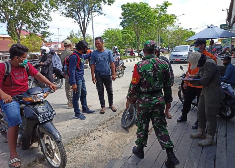 PENEGAKAN PROKES : TIM GABUNGAN MELAKUKAN RAZIA PENDISIPLINAN PROTOKOL KESEHATAN DI WILAYAH PETUNG