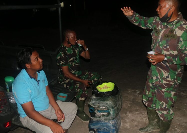 Kopi Hitam Tingkatkan Rasa Persaudaraan Satgas TMMD dan Warga