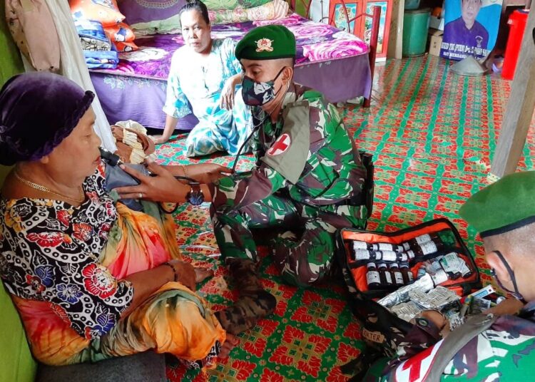 Kunjungi Seimanggaris, Dokter Satgas Pamtas Yonif 623/BWU Lakukan Pengobatan Door To Door