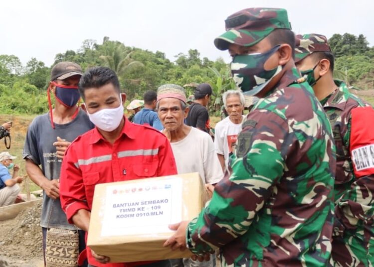 Selain tinjau Lokasi Sasaran TMMD ke-109 Team Wasev Sterad Juga Bagikan Sembako Gratis Kepada Warga