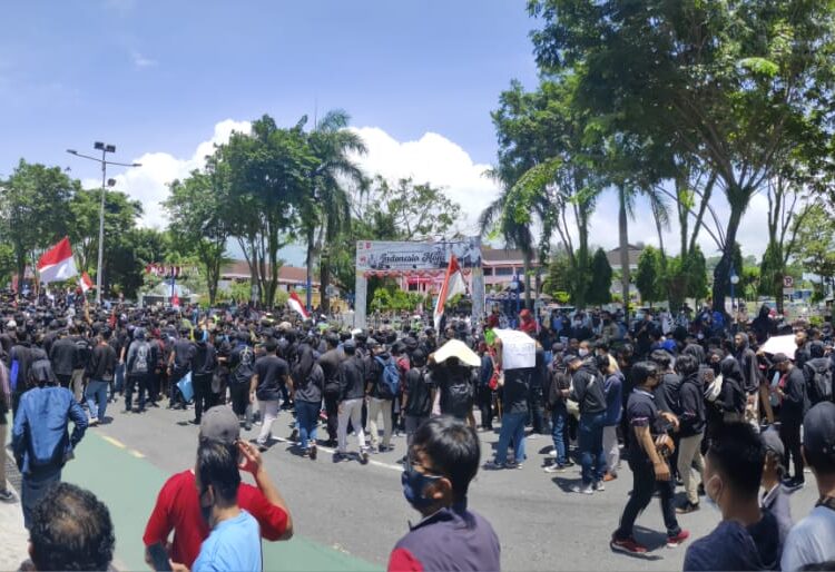 MASSA DI BALIKPAPAN TOLAK UU CIPTA KERJA