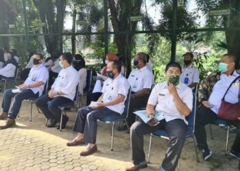 PEGAWAI DINAS PERKEBUNAN LAKUKAN TES SWAB