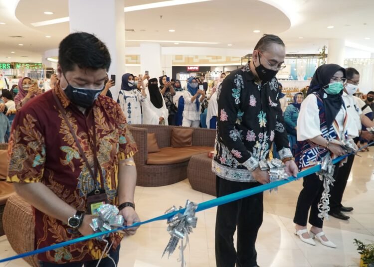 FOKUS PEMBINAAN DI MASA PANDEMI, PERTAMINA RESMIKAN SHOWCASE GERAI UMKM DI PLAZA BALIKPAPAN