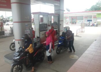SPBU SENTOSA SAMARINDA WAJIBKAN KONSUMEN MENGISI BBM PAKAI MASKER