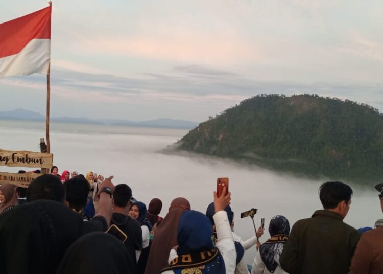 PENGUNJUNG OBYEK WISATA BUKIT EMBUN TAK PAKAI PROTOKOL KESEHATAN