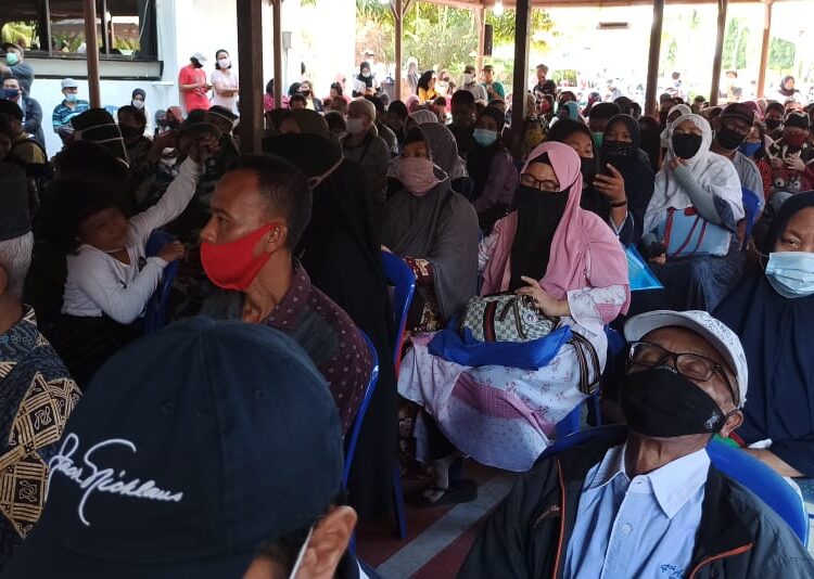 WARGA ANTRI BANTUAN SOSIAL TUNAI (BST), TETAP WAJIB PATUHI PROTOKOL KESEHATAN