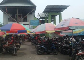 PASAR RAHMAT SAMARINDA WAJIBKAN PEDAGANG DAN PEMBELI PAKAI MASKER